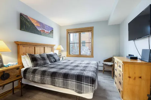 Mountain Views and Cozy Fireplace - Charming Mountain Getaway