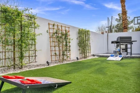 Pool, Hot Tub, Game Room and Mini Golf - Luxurious Haven Отели рядом с достопримечательностью «Cactus Garden Dr»