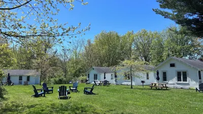 Charming One Bedroom Lake Erie Cottage in Geneva-On-The Lake Hotels near Adventure Zone