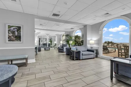 Spacious Living Area and Multiple Pools - Charming Coastal Retreat Отели рядом с достопримечательностью «Миртл Манор Трейлер Парк»