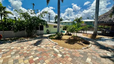 Shared Pool and Grill in Boutique Resort - Charming Beach Haven Отели рядом с достопримечательностью «Pink Shell Beach Resort & Marina»