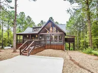 Chic Hideaway - Outdoor Fireplace, TV, Hot Tub فنادق في McCurtain County