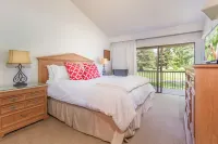 Golf Course View and Modern Amenities - Charming Napa Retreat Hotel a Napa County