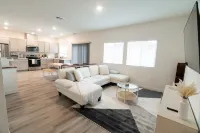 Spacious New 4-bedroom Family Friendly House in Elk Grove with WiFi and Parking