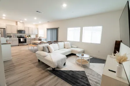 Spacious New 4-bedroom Family Friendly House in Elk Grove with WiFi and Parking Отели рядом с достопримечательностью «Парк Вельма & Лестер Кинг»