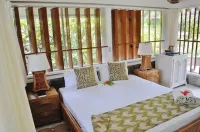 Young Island Resort Hotel dekat The Cariway