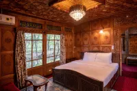 Mascot Houseboats