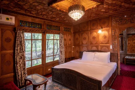 Mascot Houseboats Отели рядом с достопримечательностью «Индира Ганди Мемориал Тьюлип Гарден»