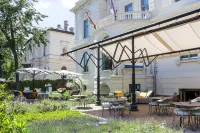 アリス ホテル 英雄広場周辺のホテル