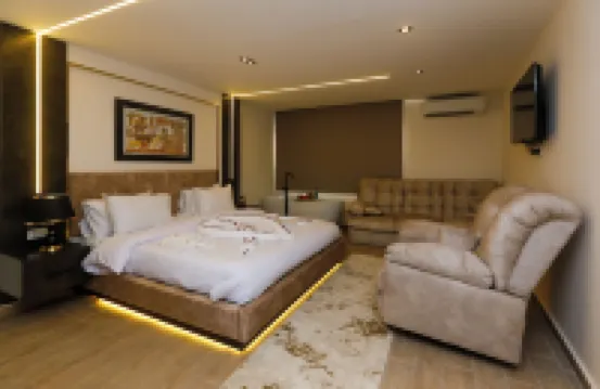 克朗皇家金字塔宮殿 酒店