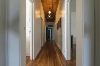 Restored 1930s Uptown Bungalow 2 Min. to Magnolia