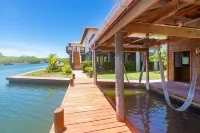 Coco View Canal Lot 18 Private Home 3 Bedroom Home Hotel di First Bight