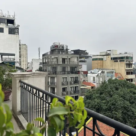 Luxe Paradise Premium Hotel Nguyen Khac Hieu Отели рядом с достопримечательностью «Площадь Бадинь»