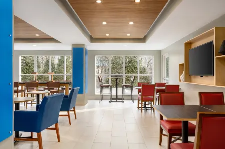 Holiday Inn Express & Suites Philadelphia - MT. Laurel Отели рядом с достопримечательностью «Фунплекс»