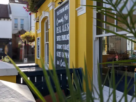 The Stirling Arms Pub & Rooms Отели рядом с достопримечательностью «Hove Museum and Art Gallery»