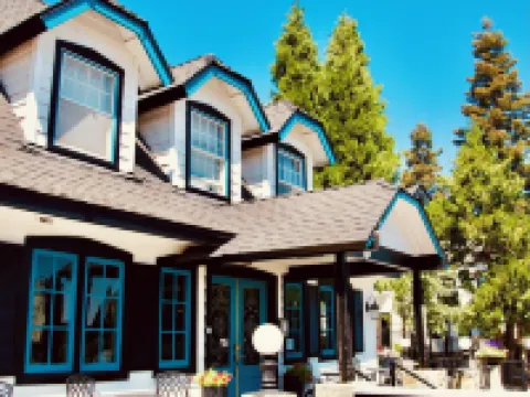Arrowhead Lake Inn Hotels near SkyPark at Santa's Village