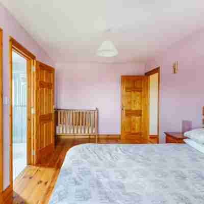 Large Country House, Sleeps 10, Family Friendly Rooms