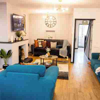 Stunning 3Bedroom Home Ideal for Long & Short Stay Rooms