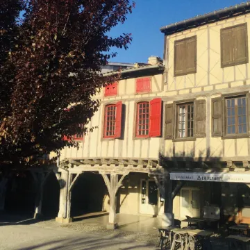 Hôte Labyrinthe Lit 180 cm Salle de Bain, Petit Dej Compris