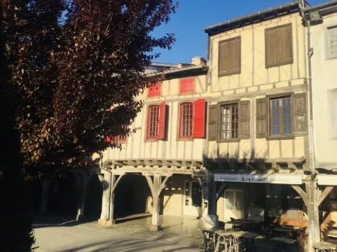 Hôte Labyrinthe Lit 180 cm Salle de Bain, Petit Dej Compris