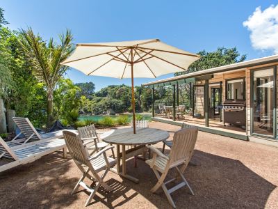Beachfront Enclosure Bay - Waiheke Unlimited