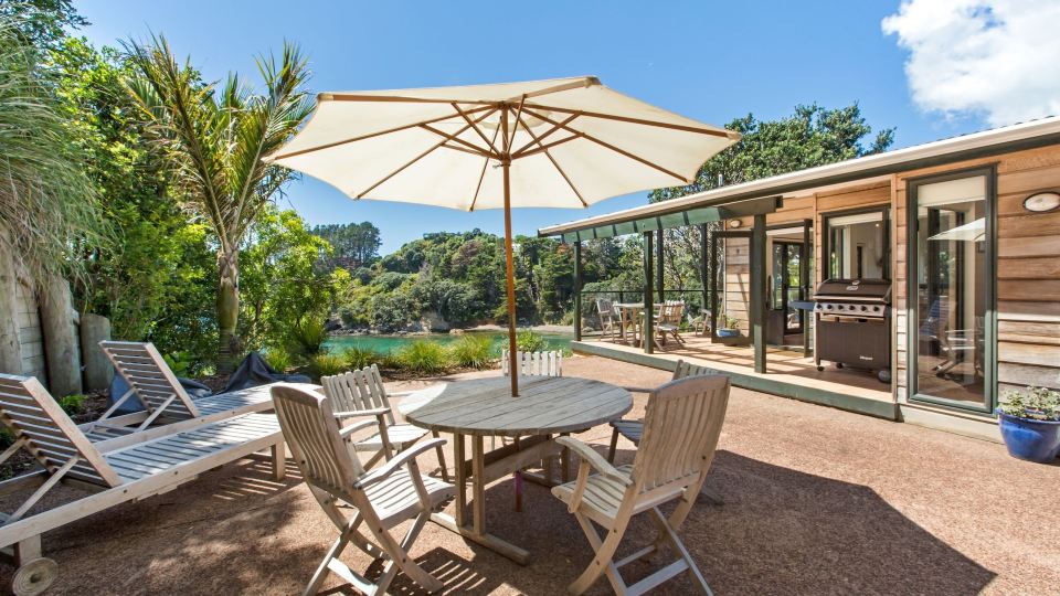 Beachfront Enclosure Bay - Waiheke Unlimited