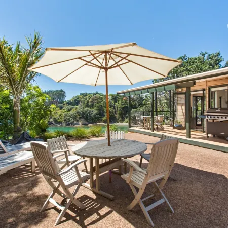 Beachfront Enclosure Bay - Waiheke Unlimited Отели рядом с достопримечательностью «Автобус Explorer Island Waiheke»