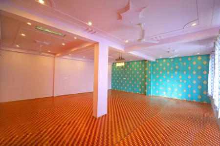 Hotel Manbhar Отели рядом с достопримечательностью «Sheesh Mahal»