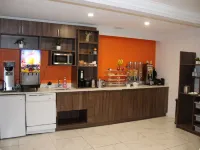 Howard Johnson by Wyndham Downtown Kamloops Отели в г. Камлопс