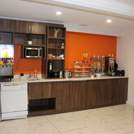 Howard Johnson by Wyndham Downtown Kamloops