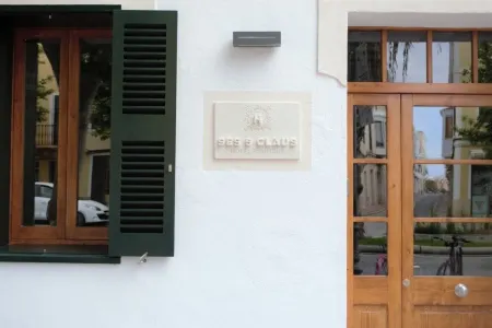 Hotel Boutique Ses 5 Claus Отели рядом с достопримечательностью «Es Bot - Algaiarens»