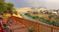 Yellowstone Riverside Cottages Hotels in Gardiner