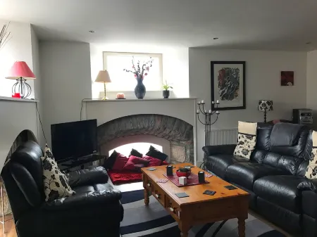 Scardroy Homes Inverness - Central 2 Bedroom with Parking WiFi Smart TVs Sleeps up to 6 Отели рядом с достопримечательностью «Inverness Kart Raceway»