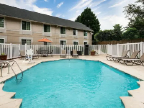 เบย์มอนท์ อินน์ แอนด์ สวีทส์ บาย วินด์แฮม บราเซลตัน โรงแรมในBraselton