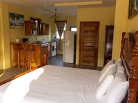 Hidden Treasure Vacation Home Blue Bay Cottage โรงแรมใกล้สนามบินเคเย่คล็อกเกอร์