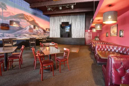 Desert Hot Springs Spa Hotel Отели рядом с достопримечательностью «Ту Банч Палмс Элементари Скул»