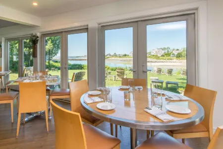 The Breakwater Inn & Spa Отели рядом с достопримечательностью «Maine-ly Drizzle, Kennebunkport ME - open 7 days a week.»