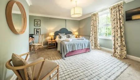 The Feathers Holt Отели в г. Melton Constable