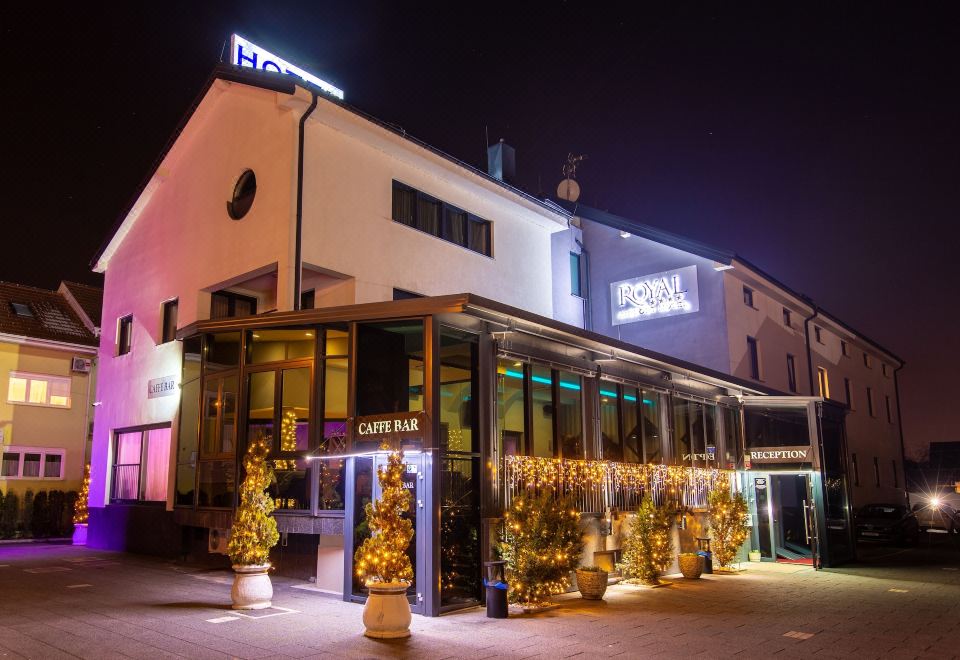 로열 에어포트 호텔의 깔끔하고 현대적인 로비 전경