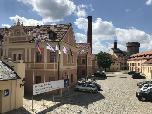 LH Hotel Dvořák Tábor Congress & Wellness فنادق في Bechyne