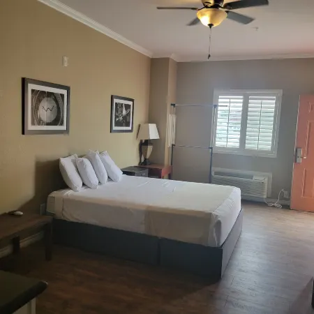 Cotulla Whitten Inn