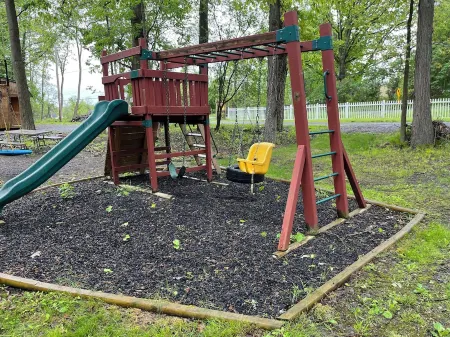 Charming 3bedroom house with AC, WiFi, fenced backyard in Wonderful Watkins Glen Отели в г. Reading