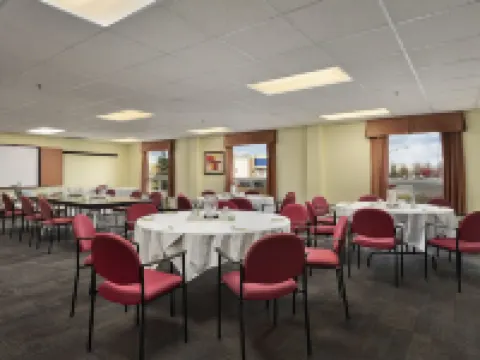 Super 8 by Wyndham Barrie South Hotels in Barrie