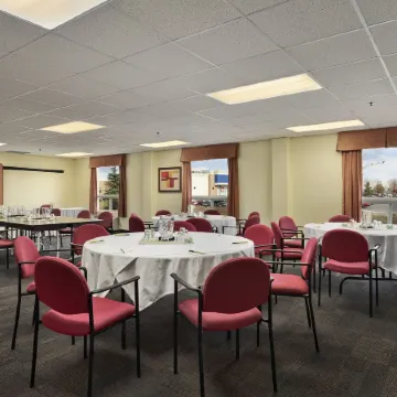 Super 8 by Wyndham Barrie South