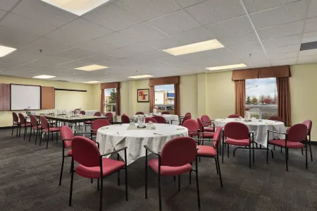 Super 8 by Wyndham Barrie South