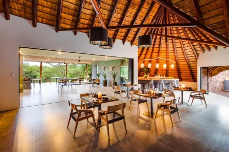 Sungulwane Private Game Lodge Отели рядом с достопримечательностью «Thanda Safari - Private Game Reserve»