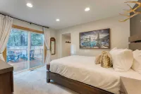 Westlake Cabin by Avantstay Hot Tub, Near Skiing, Walk to Restaurants & Lake!