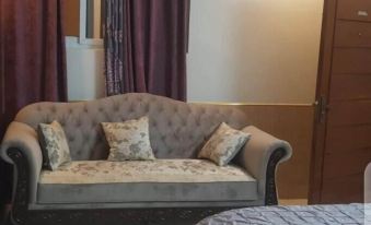 The Mall Street Hotel