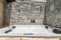 Naxian Serenity Suites - Hot Tub