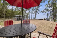 Overlooking Shoreline 2BDR Chalet 18396 Hotels in Weldon Township